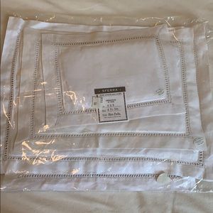 Sferra luxury linen hot pad set.